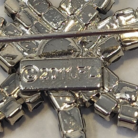 Shamrock Clover Green Clear Crystal Brooch Pin Signed FL 2011 Lucky Prong Set - Picture 4 of 5